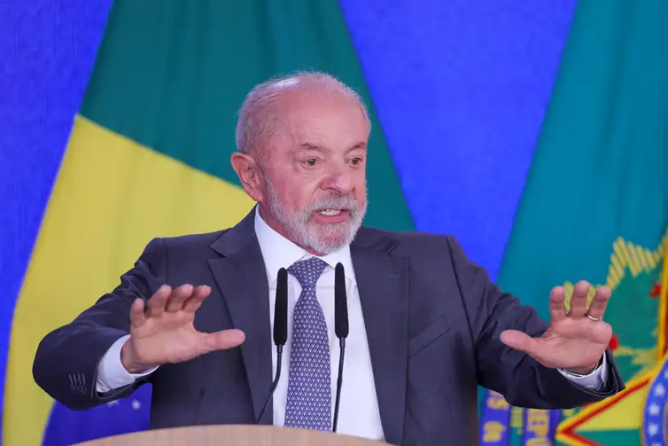 Lula sanciona lei que perdoa dívidas de MEIs e propõe tarifa zero no transporte público