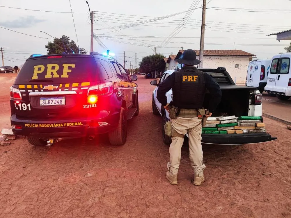 PRF apreende 50 kg de maconha em picape e prende dois homens na BR-316, no Piauí