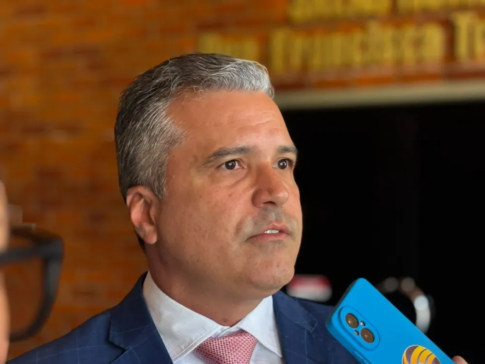 Dr. Vinicius critica saída de Flávio do Brasil e chama bolsonarismo de projeto familiar